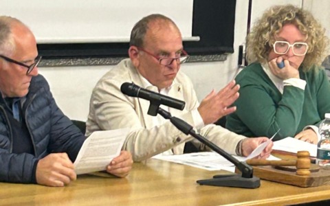 Incrocio pericoloso: Suno progetta il semaforo e aspetta la rotonda