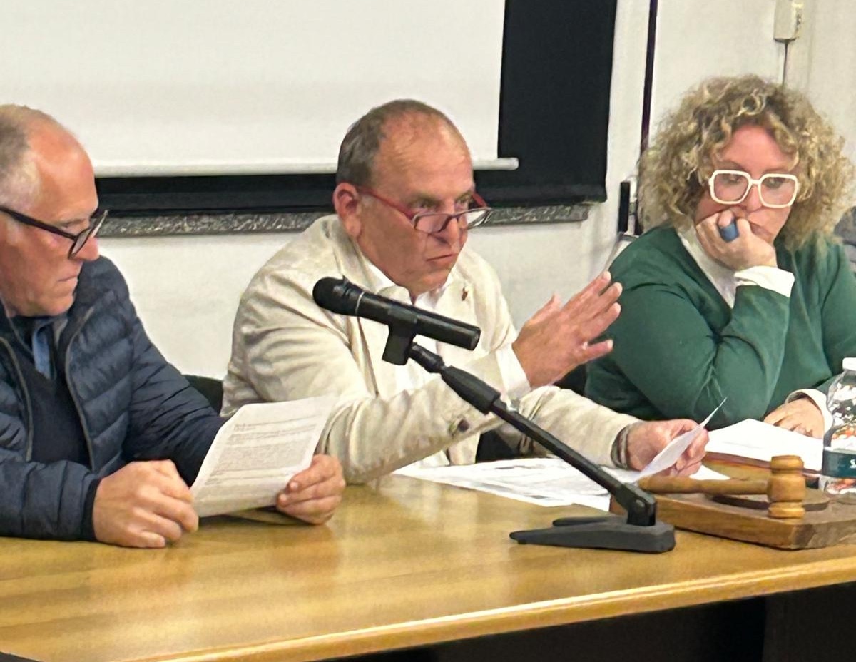 Incrocio pericoloso: Suno progetta il semaforo e aspetta la rotonda