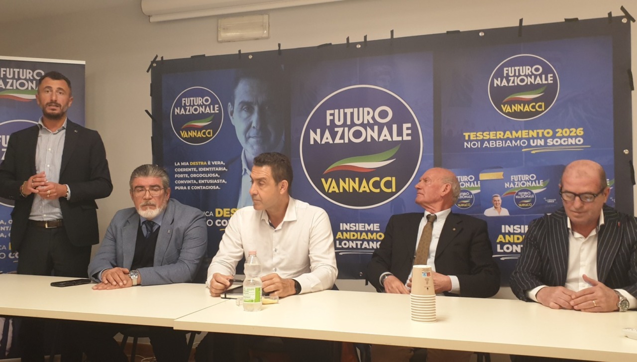 Vannacci a Novara benedice l’ingresso degli “ex FdI” in Futuro Nazionale