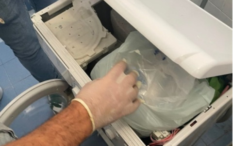 Novara, blitz in zona stazione: un chilo di cocaina nascosto tra lavatrice e deodoranti, arrestato 22enne