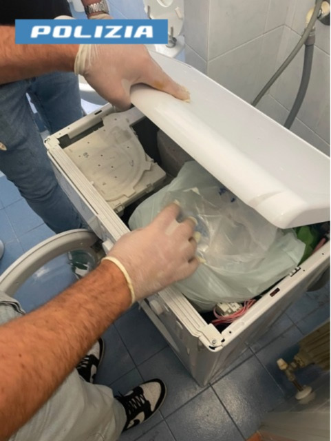 Novara, blitz in zona stazione: un chilo di cocaina nascosto tra lavatrice e deodoranti, arrestato 22enne