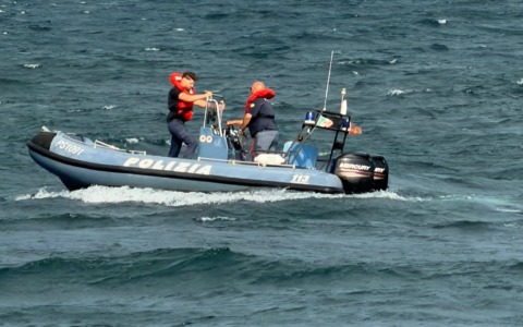 Lago Maggiore, raffiche di vento mettono in difficoltà diverse imbarcazioni: gli interventi della Polizia di Stato