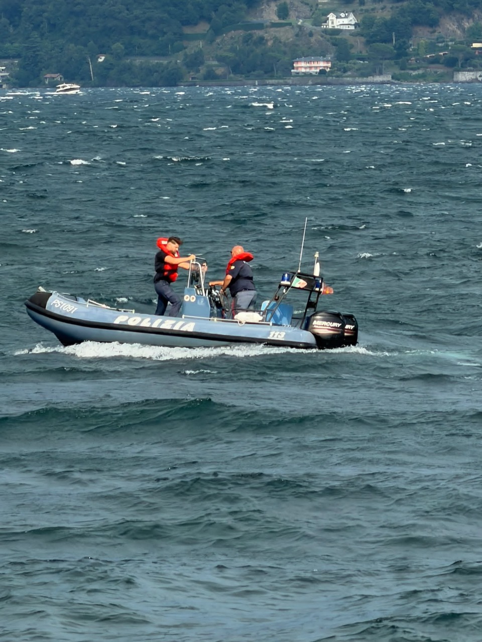 Lago Maggiore, raffiche di vento mettono in difficoltà diverse imbarcazioni: gli interventi della Polizia di Stato