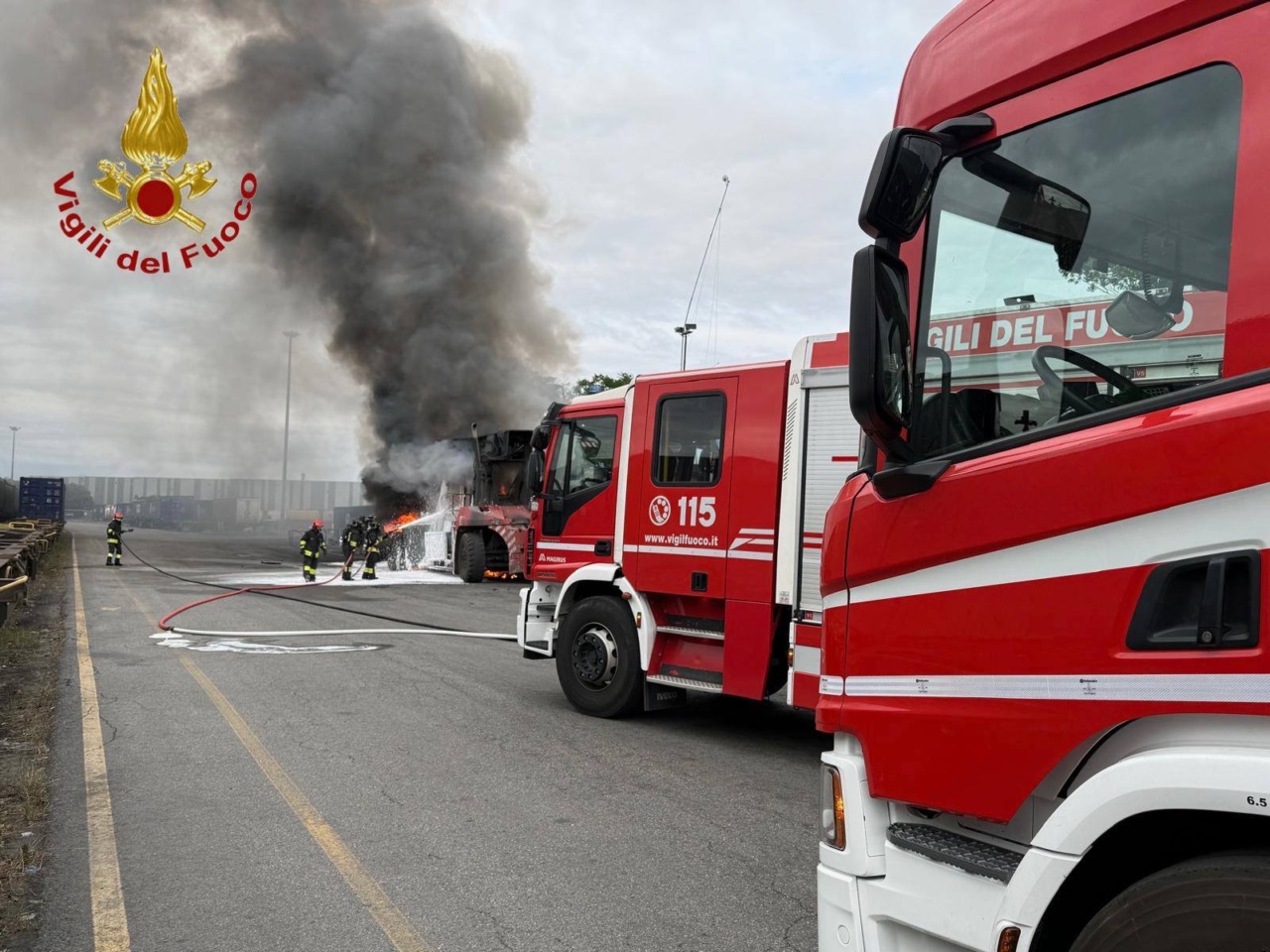 Autogru in fiamme al Terminal Merci a Novara: colonna di fumo nero visibile da tutta la città