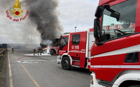 Autogru in fiamme al Terminal Merci a Novara: colonna di fumo nero visibile da tutta la città