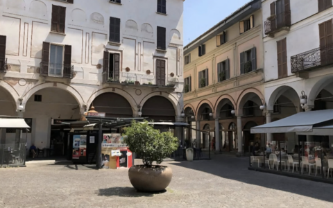 Novara, flash mob in piazza delle Erbe per gli 80 anni del voto alle donne