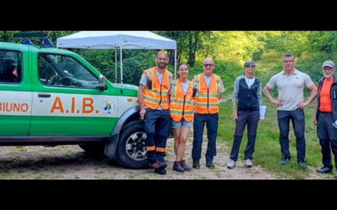 Panchine nuove e tavoli in ordine: l’Aib ha sistemato la zona del Monte Croce