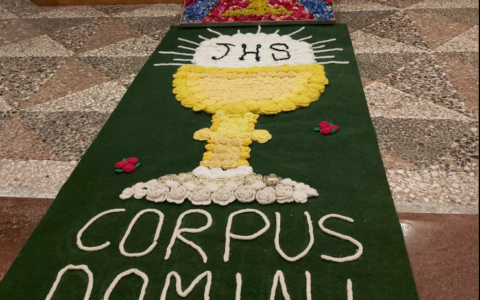 Un tappeto di fiori per la Confraternita di Gargallo al Corpus domini