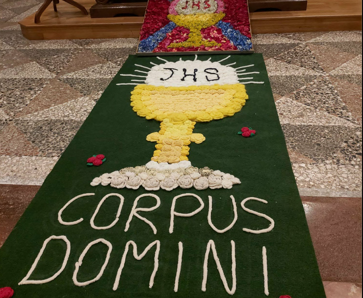 Un tappeto di fiori per la Confraternita di Gargallo al Corpus domini