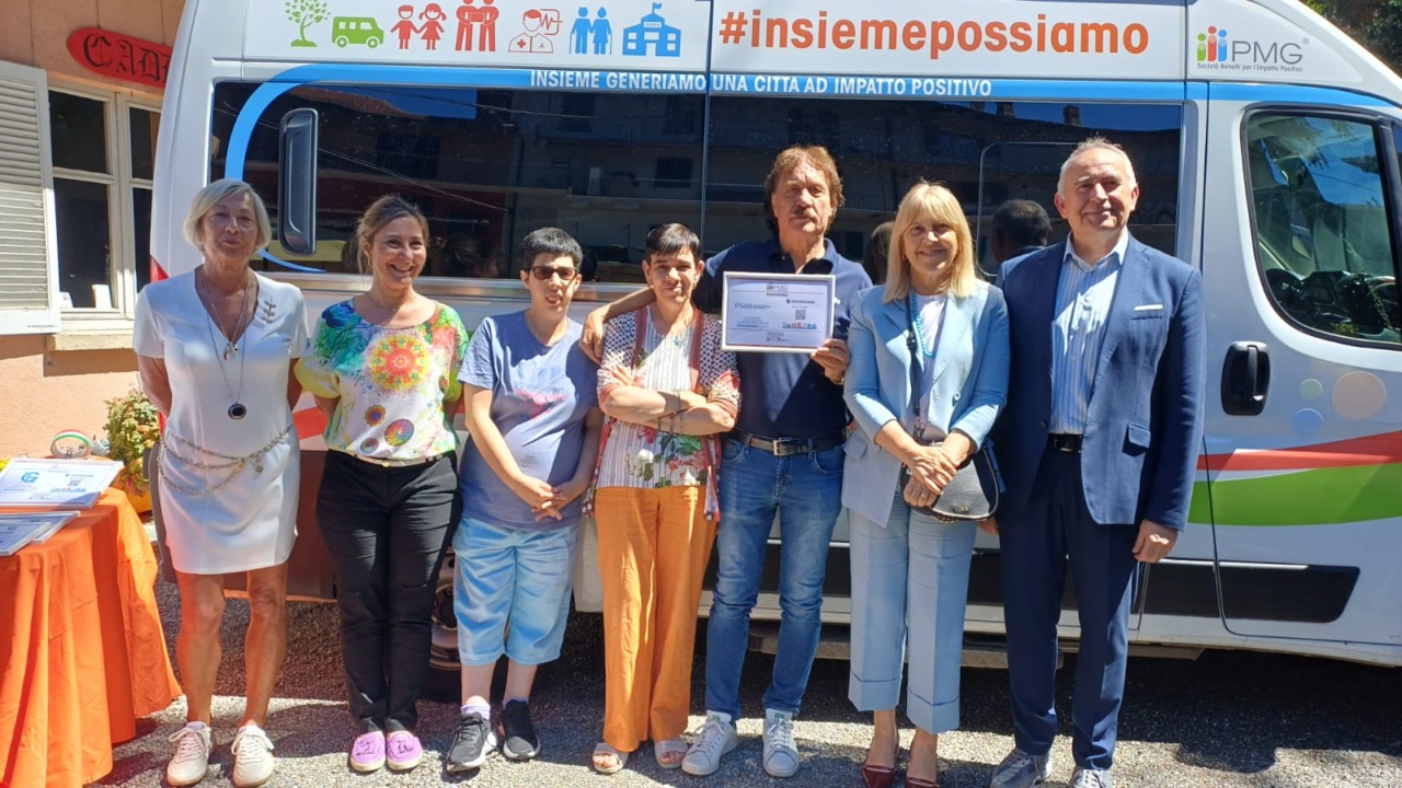 Quattro nuovi mezzi attrezzati donati al Cadd e all’Auser di Borgomanero