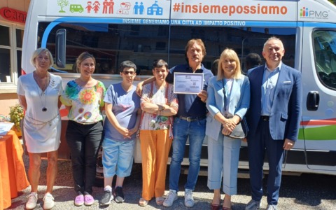 Quattro nuovi mezzi attrezzati donati al Cadd e all’Auser di Borgomanero