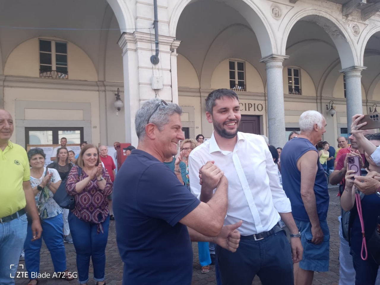 Trecate, Sacco è il nuovo sindaco: “Oggi si festeggia, da domani si lavora”