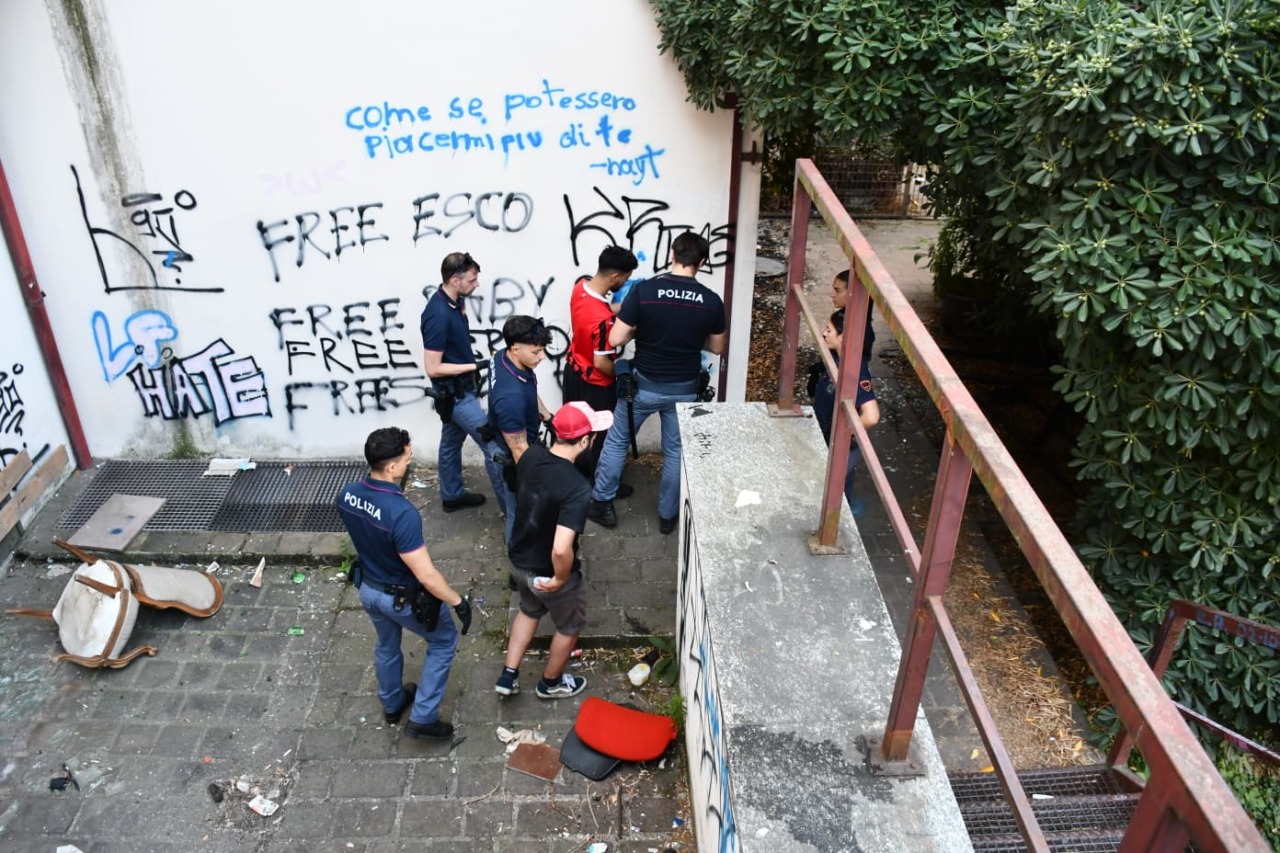 Albergo Italia, scatta lo sgombero: fermate 14 persone