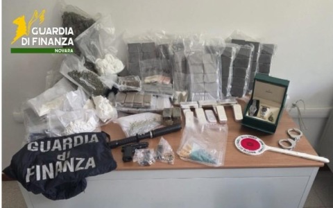 Oltre 45 chili di droga, lingotti d’argento e una pistola: arrestato dalla Guardia di Finanza di Novara