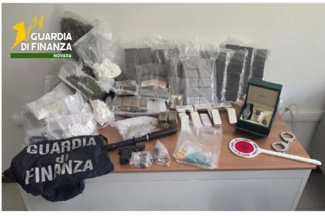 Oltre 45 chili di droga, lingotti d’argento e una pistola: arrestato dalla Guardia di Finanza di Novara