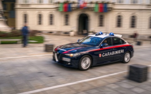 Aggredisce i gestori di un bar e poi anche i carabinieri: ragazzo arrestato