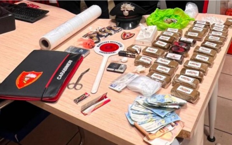 Novara, scoperti oltre 3 chili di hashish e cocaina in un garage: arrestato un 21enne
