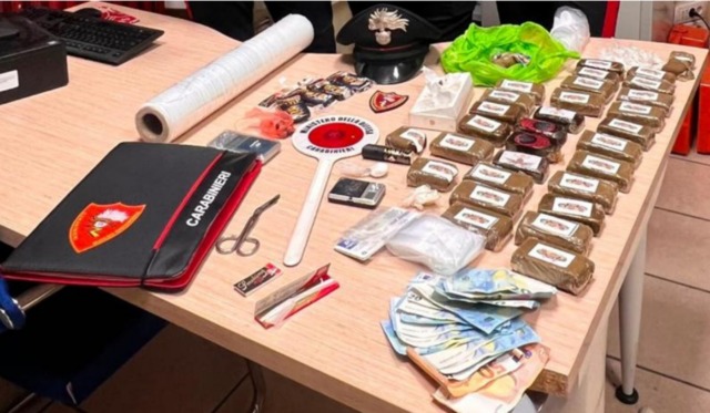 Novara, scoperti oltre 3 chili di hashish e cocaina in un garage: arrestato un 21enne