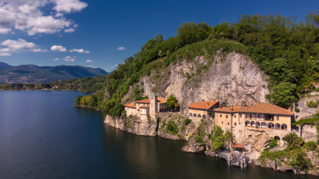 Dal torchio del Settecento ai calici di oggi: all’Eremo di Santa Caterina del Sasso storia e degustazione dei vini del Lago Maggiore