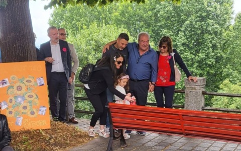 Oleggio dedica la panchina rossa a Simona Melchionda e rinnova il suo impegno contro la violenza di genere
