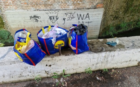 Rifiuti abbandonati a Comignago, il sindaco: “Gesto di grave inciviltà, individuato il responsabile”