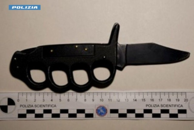 Movida novarese, controlli straordinari: sequestrati un coltello con tirapugni e metanfetamine