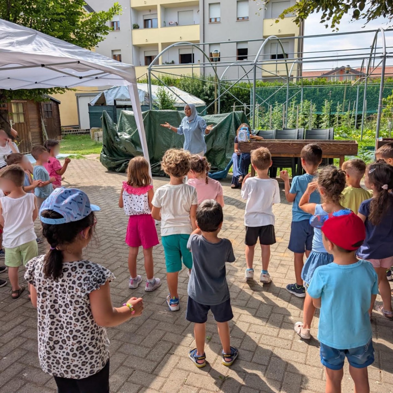 Galliate, novanta bambini del centro estivo si prendono cura dell’Orto botanico dei Genitori Sth