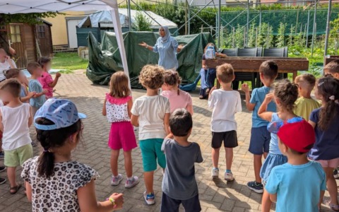 Galliate, novanta bambini del centro estivo si prendono cura dell’Orto botanico dei Genitori Sth