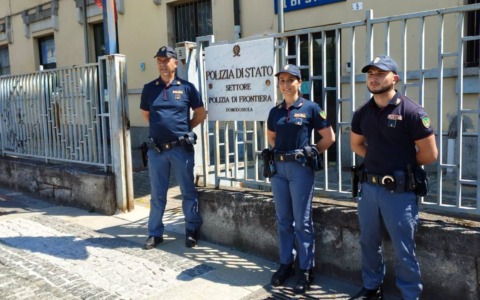 Aronese smarrisce la borsa: gliela restituiscono gli agenti della Polizia di Stato