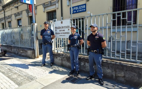 Smarrisce la borsa: la Polizia di Stato gliela restituisce dopo una corsa contro il tempo