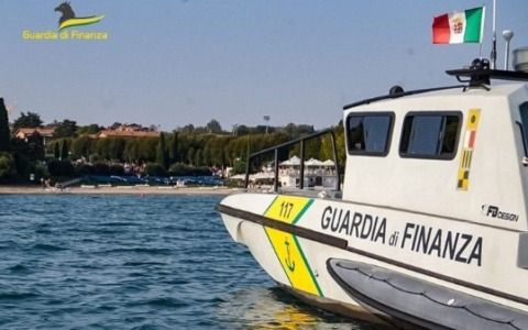 Sequestrati sul Lago Maggiore 4 natanti con motori manomessi affittati a turisti senza patente