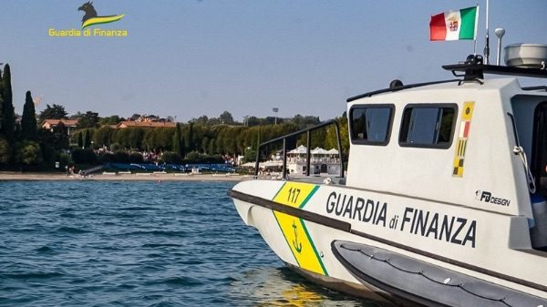 Sequestrati sul Lago Maggiore 4 natanti con motori manomessi affittati a turisti senza patente
