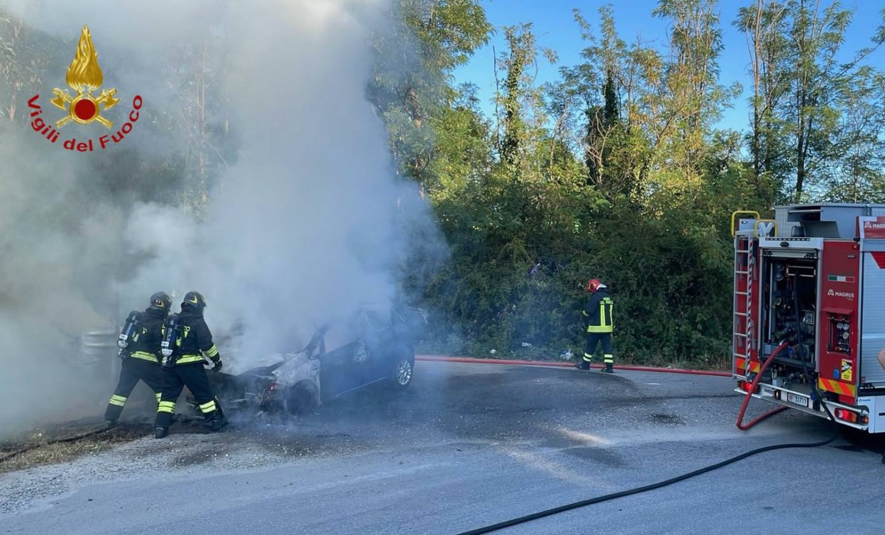 Auto in fiamme a Trecate: intervento dei vigili del fuoco