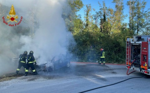 Auto in fiamme a Trecate: intervento dei vigili del fuoco