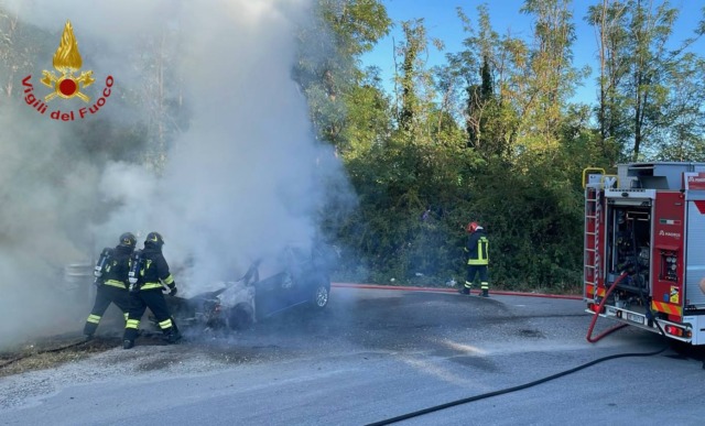 Auto in fiamme a Trecate: intervento dei vigili del fuoco