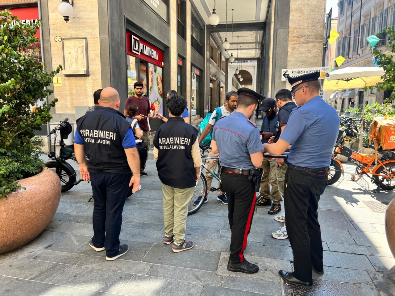 Controlli sui rider a Novara: carabinieri verificano il rispetto dell’ordinanza regionale contro il rischio calore