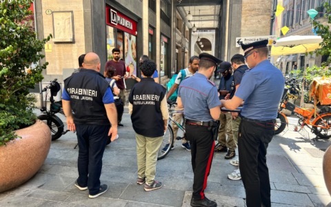 Controlli sui rider a Novara: carabinieri verificano il rispetto dell’ordinanza regionale contro il rischio calore