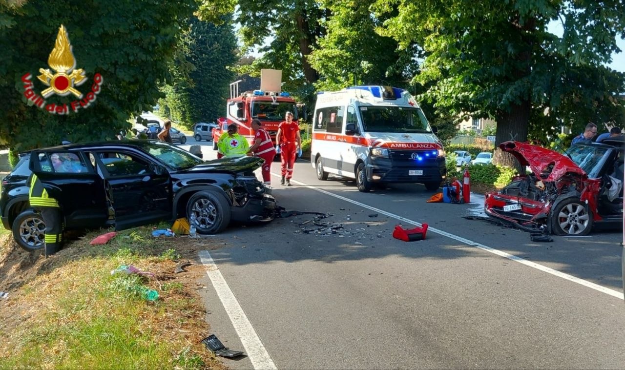 Scontro frontale tra due auto a Borgo Ticino: sei persone coinvolte, anche una bambina