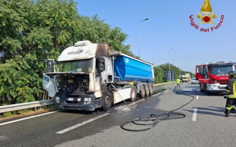 Autoarticolato in fiamme sulla tangenziale di Novara: traffico in tilt e tratto chiuso