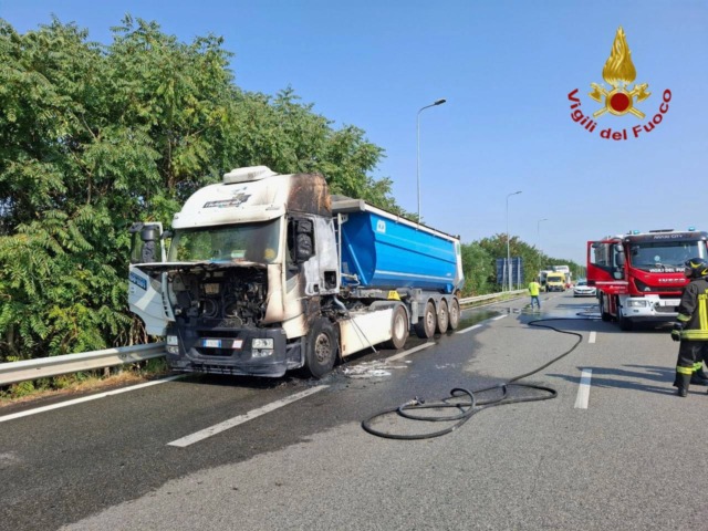 Autoarticolato in fiamme sulla tangenziale di Novara: traffico in tilt e tratto chiuso