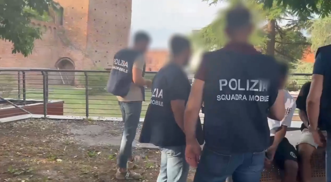 Criminalità giovanile, controlli a tappeto anche a Novara: 22 indagati, sequestrati droga, coltelli e spray