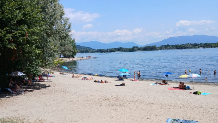 Arona, bagnanti ancora a Punta Vevera nonostante i divieti: un’area già teatro di tragedie