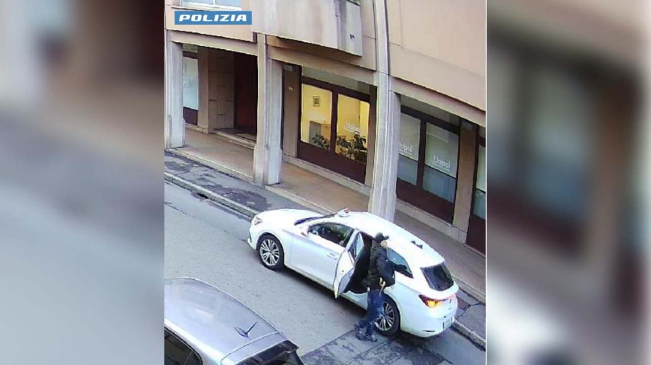 Finto carabiniere rapinò un’anziana in casa e le ruppe due costole: arrestato dopo mesi di fuga