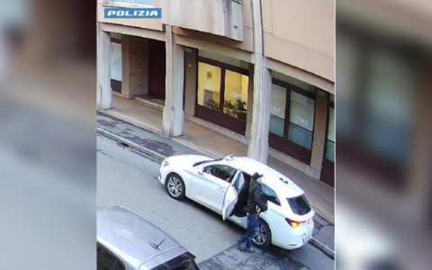 Finto carabiniere rapinò un’anziana in casa e le ruppe due costole: arrestato dopo mesi di fuga