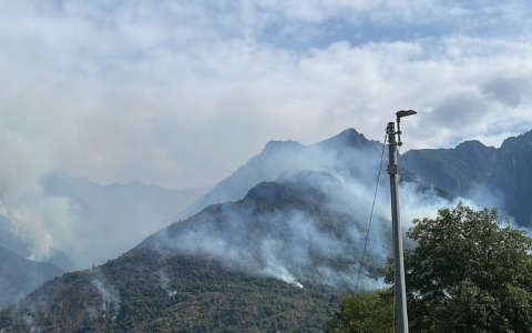 Incendi in Piemonte: 800 ettari in fumo tra Torino, Vercelli, Novara e Vco
