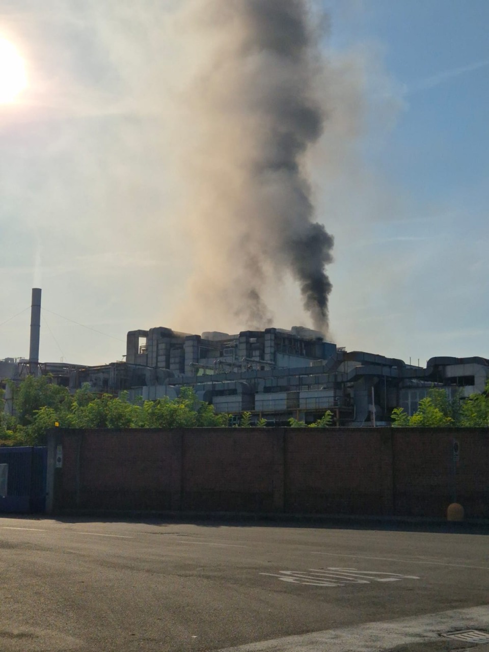 Colonna di fumo dalla Memc di Novara: Arpa monitora l’aria, primi rilievi rassicuranti
