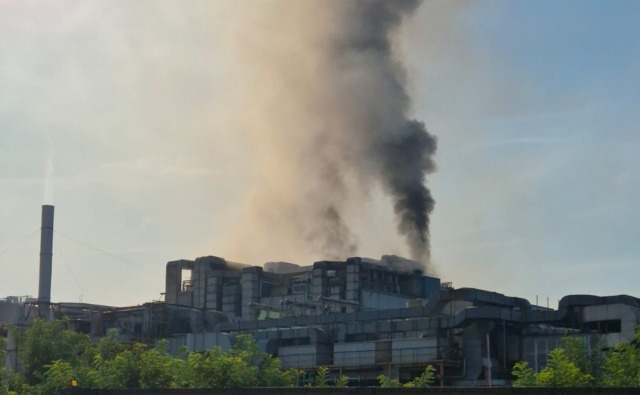 Colonna di fumo dalla Memc di Novara: incendio sotto controllo, Arpa monitora la qualità dell’aria