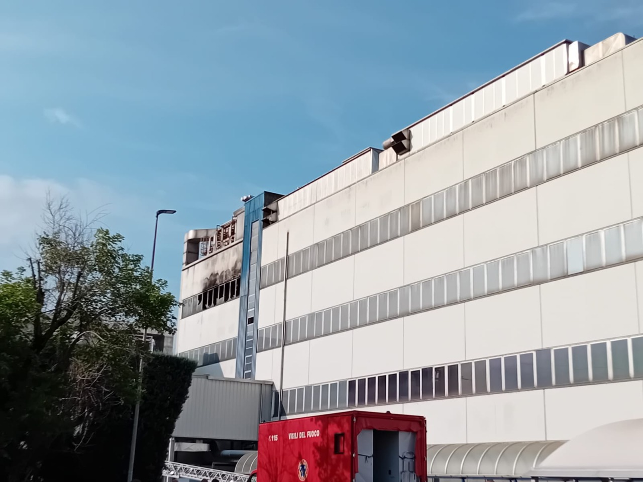Rogo alla Memc, Vigili del Fuoco al lavoro fino all’alba: “Intervento complesso ma nessuna criticità ambientale”