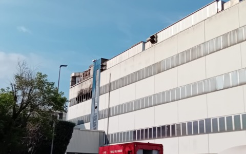 Rogo alla Memc, Vigili del Fuoco al lavoro fino all’alba: “Intervento complesso ma nessuna criticità ambientale”