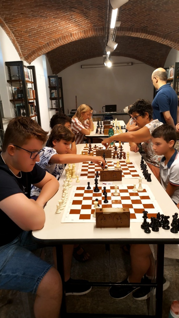 Arona, torneo finale di scacchi in biblioteca: premiati i vincitori del corso